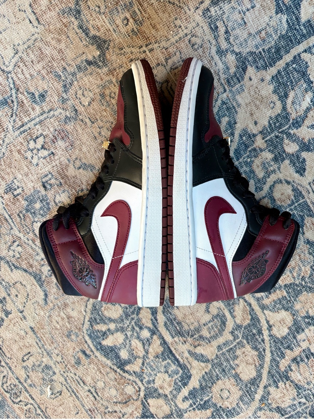 AIR JORDAN 1 MID SE WMNS “GOLD PENDANTS"